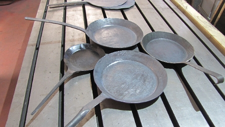 geschmiedete Pfannen in div.Grössen.JPG - Geschmiedete Pfannen in diversen Grössen